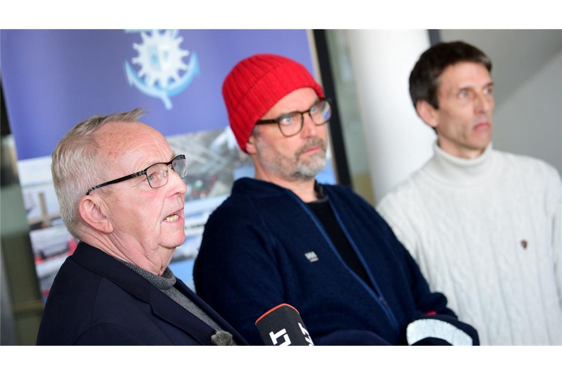 Umweltminister Till Backhaus (SPD, l.) sagte, der Wal brauche jetzt vor allem Ruhe.
