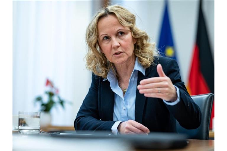 Umweltministerin Steffi Lemke stimmt die Landwirte auf einen radikalen Kurswechsel ein. Foto: Bernd von Jutrczenka/dpa