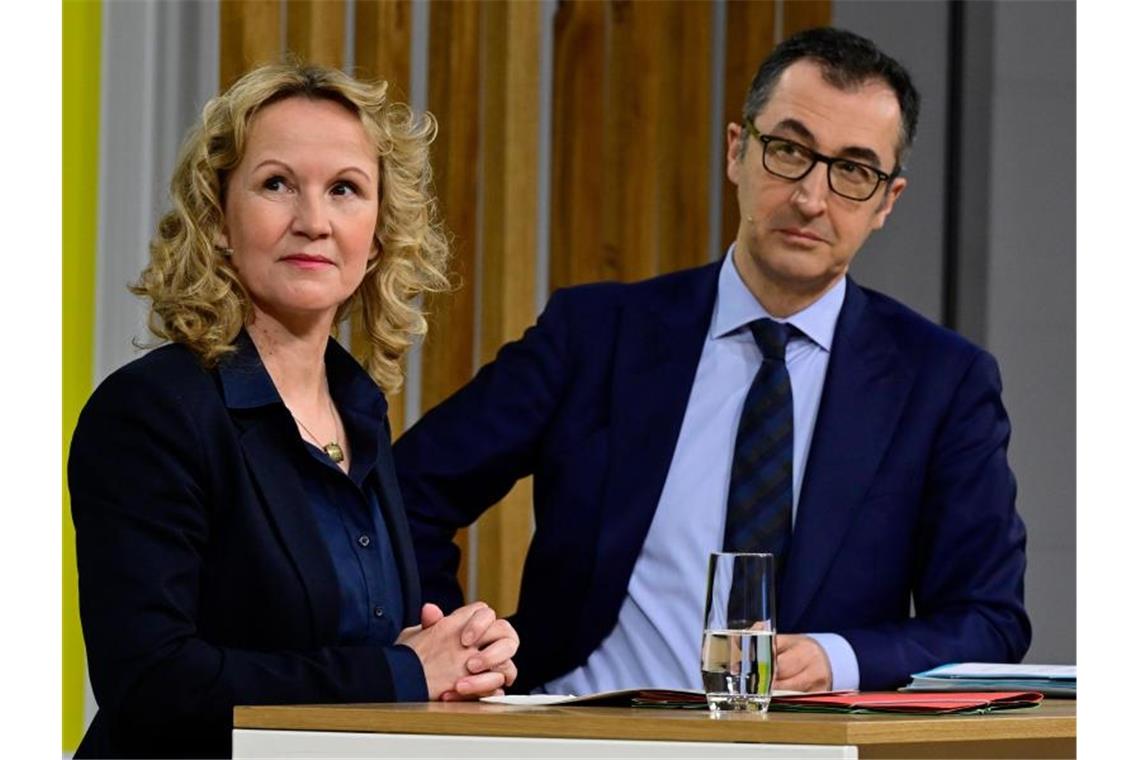 Lemke stimmt Bauern auf Kurswechsel ein Umweltministerin Steffi Lemke und Landwirtschaftsminister Cem Özdemir stellten ihre Pläne für eine neue Allianz zwischen Landwirtschaft und Umweltpolitik vor. Foto: John Macdougall/AFP POOL/dpa