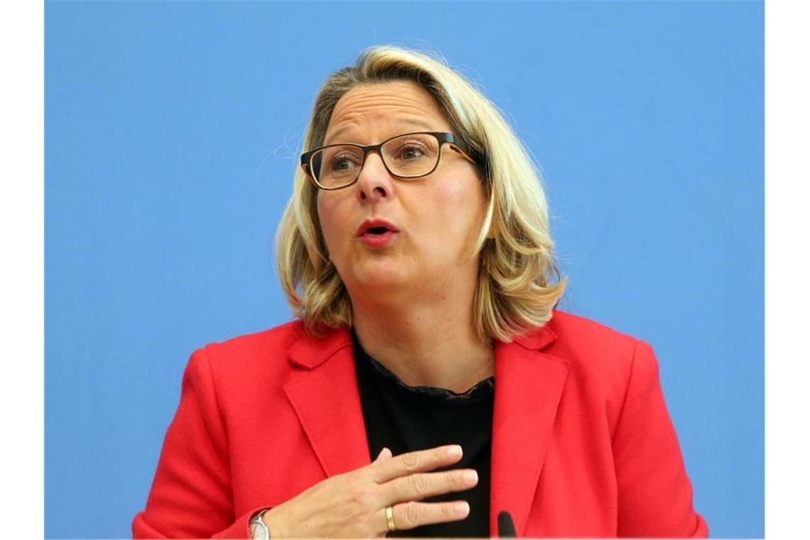 Koalition nennt Details zum neuen CO2-Preis Umweltministerin Svenja Schulze hätte den Ausstoß von Treibhausgasen lieber über eine Erhöhung der Energiesteuern verteuert. Foto: Wolfgang Kumm/dpa