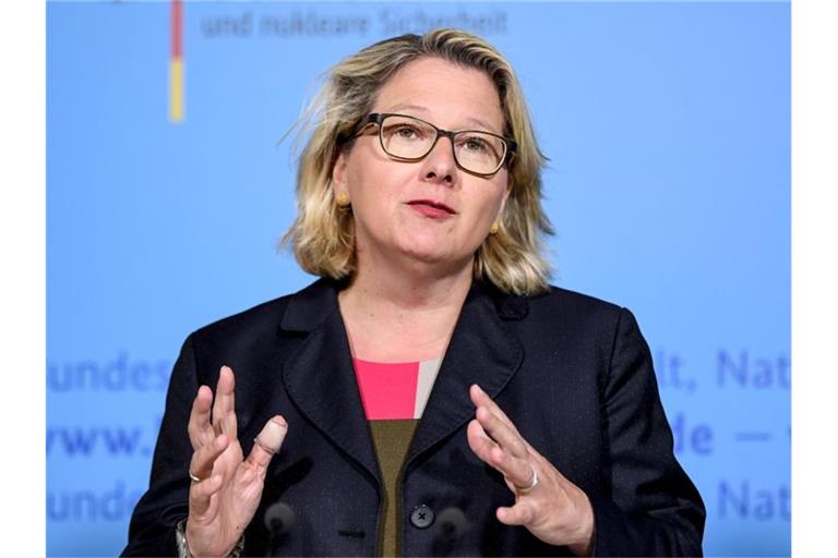 Umweltministerin Svenja Schulze hat sich für Flugpreise ausgesprochen, die die Kosten für CO2-Emissionen enthalten. Foto: Britta Pedersen