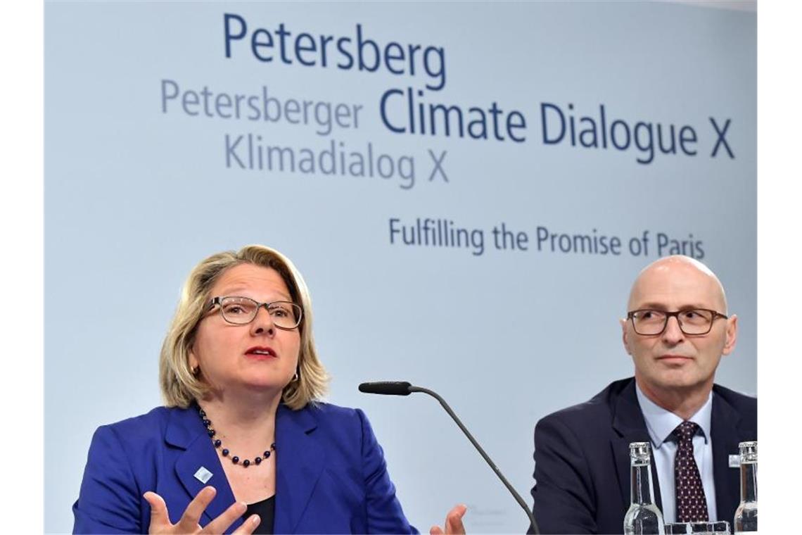 Schulze für schärferes EU-Klimaziel Umweltministerin Svenja Schulze (SPD) und Marc Chardonnens, Direktor des schweizerischen Bundesamtes für Umwelt, bei der Eröffnung des 10. Petersberger Klimadialogs in Berlin. Foto: Tobias Schwarz/AFP POOL