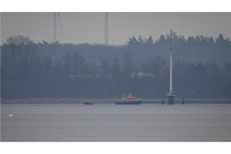 Umweltschützer und Einsatzkräfte der Wasserschutzpolizei waren am Samstag mit Booten auf der Ostsee unterwegs.