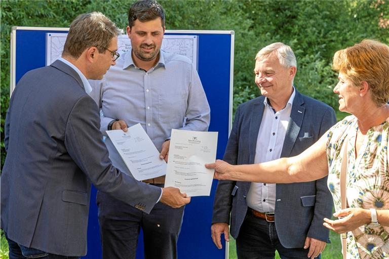 Umweltstaatssekretär Andre Baumann übergibt Förderbescheide an Stadtwerke-Geschäftsführer Thomas Steffen, Backnangs Ersten Bürgermeister Siegfried Janocha und Oppenweilers stellvertretende Bürgermeisterin Gudrun Rauh (von links). Foto: Alexander Becher