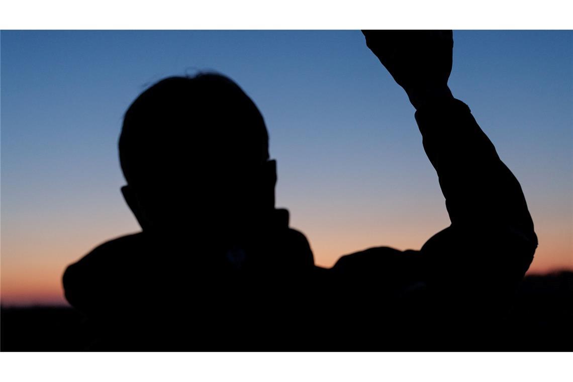 Umweltwissenschaftler Marcel Holy hält einen Lautsprecher in die Höhe. Der aufgezeichnete Revierruf des männlichen Rebhuhnes soll die echten Hähne dazu bringen, lautstark zu antworten. So können die Wildvögel gezählt werden.