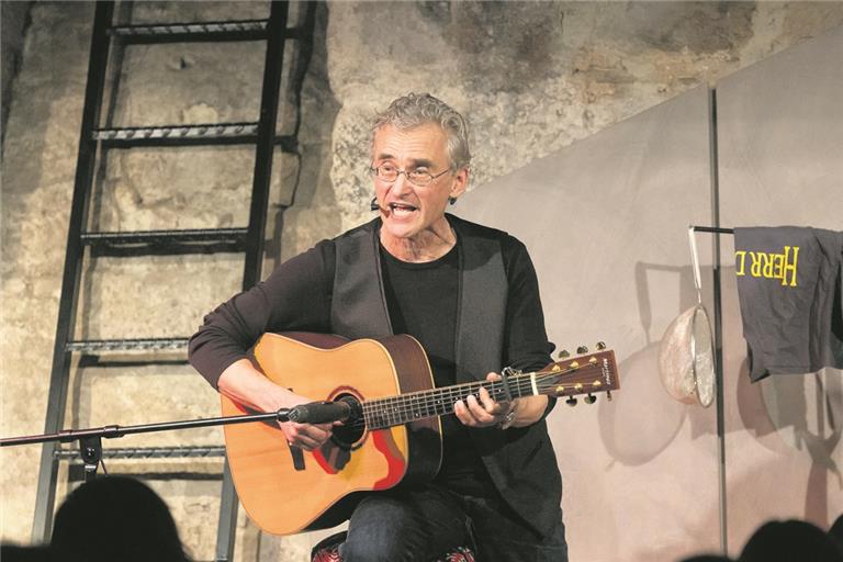 Umwerfend komisch: Martin Herrmann im Rentamtskeller mit seinen Liedern und skurrilen Texten. Foto: J. Fiedler