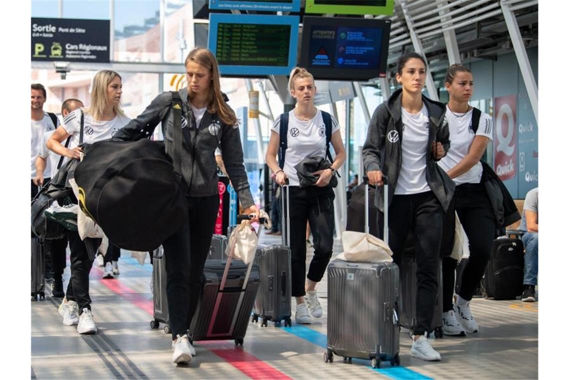 Umzug: Deutschlands Fußball-Frauen ziehen nach Grenoble um. Foto: Sebastian Gollnow