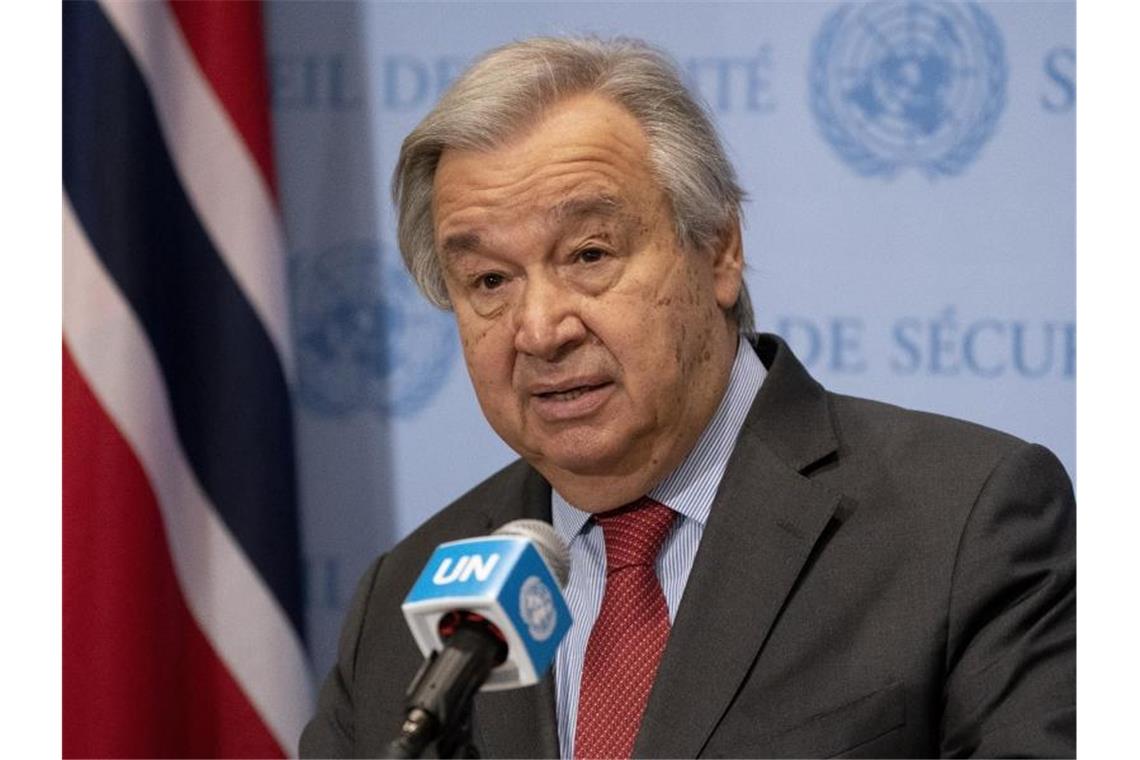 Russland-Resolution scheitert - China enthält sich UN-Generalsekretär António Guterres spricht zu Medienvertretern. Foto: John Minchillo/AP/dpa