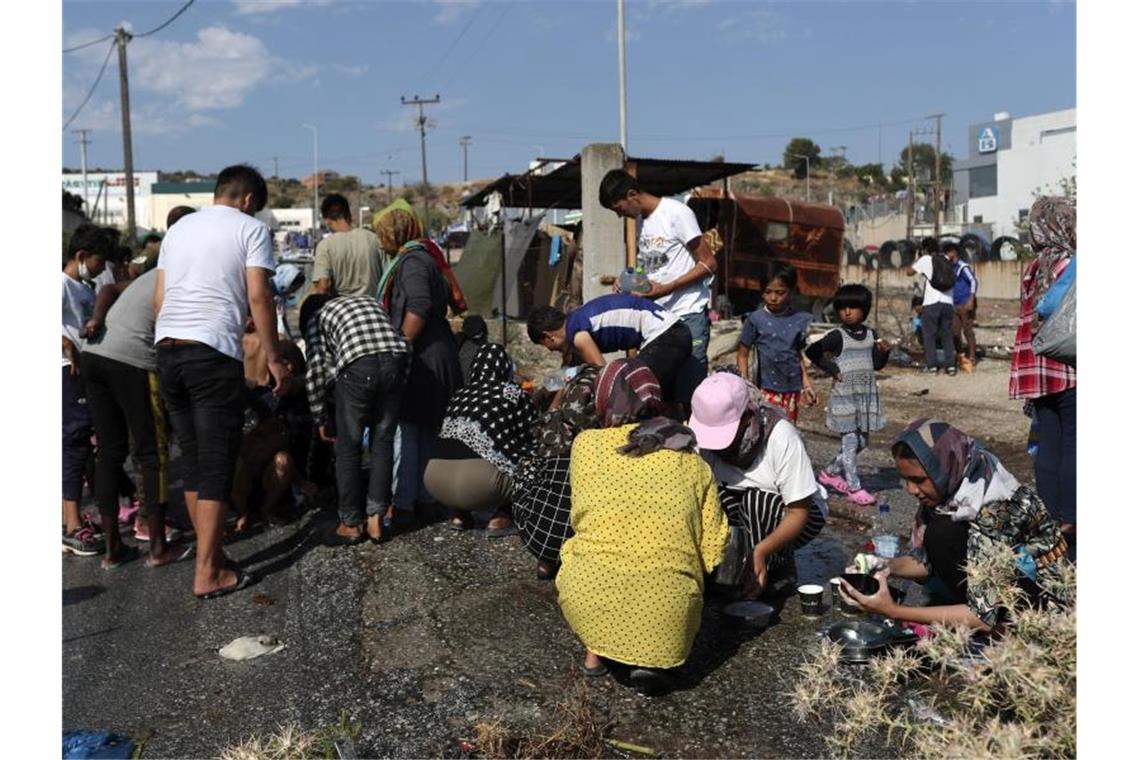 UN-Generalsekretär Guterres fordert, die obdachlos gewordenen Menschen aufs Festland zu bringen. Foto: Petros Giannakouris/AP/dpa