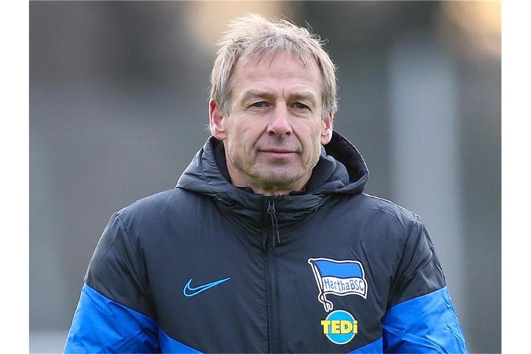 Unangefochtene Nummer eins bei den Ausgaben für neue Spieler bei den Winter-Transfers ist Hertha BSC mit Trainer Jürgen Klinsmann. Foto: Andreas Gora/dpa