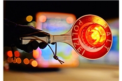 Unauffällig schwimmen Ermittler im Verkehr mit – und zücken dann die Polizeikelle (Symbolbild).