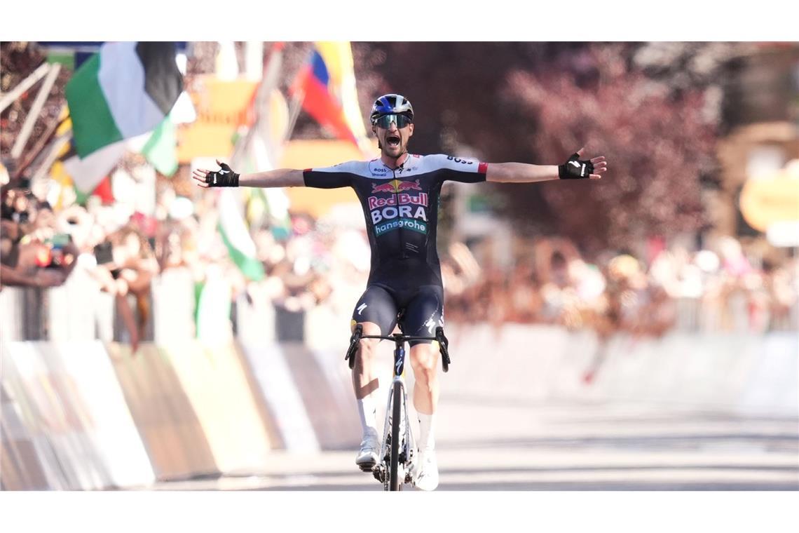 Bilder des Tages Unbändiger Jubel: Der Deutsche Nico Denz vom Team Red Bull-Bora-hansgrohe gewinnt die 18.Etappe des Giro d'Italia