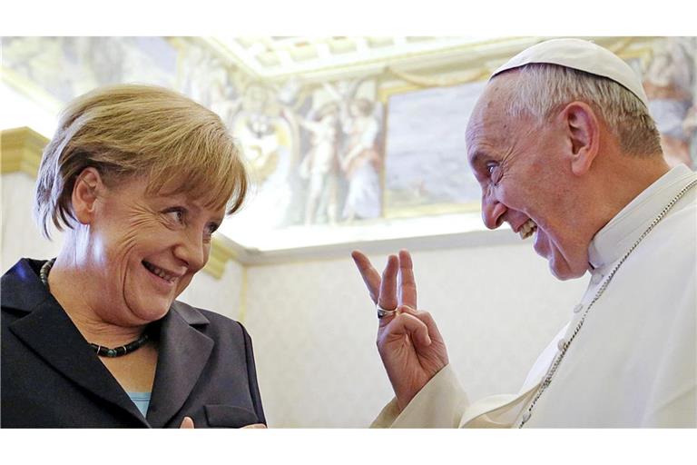 "Unbeirrbar lagen ihm in seinem zwölfjährigen Pontifikat ganz besonders diejenigen am Herzen, die ihre Stimme nicht selbst erheben konnten", teilte die frühere Bundeskanzlerin Angela Merkel mit.