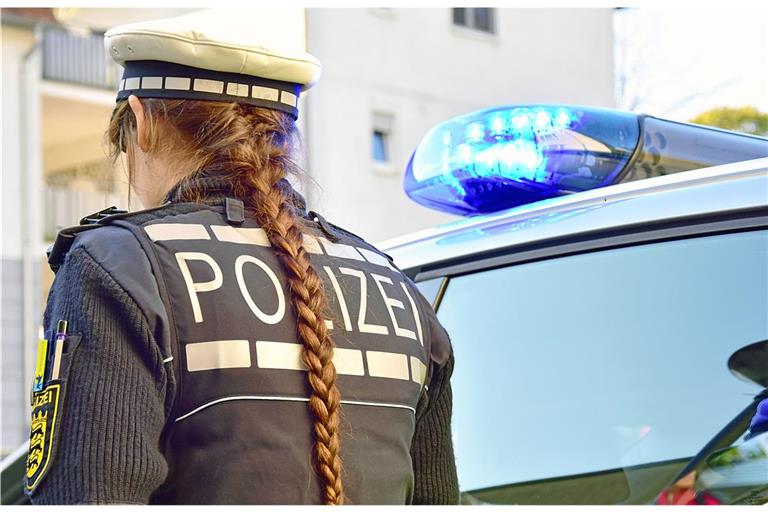 Unbekannte brechen in zwei geparkte Fahrzeuge ein. Symbolfoto: Tobias Sellmaier