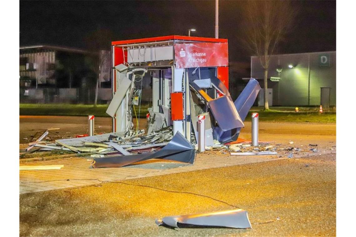 Zahl der Geldautomaten-Sprengungen steigt Unbekannte haben einen Geldautomaten gesprengt. Foto: Fabian Geier/Einsatz-Report24/dpa/Archivbild