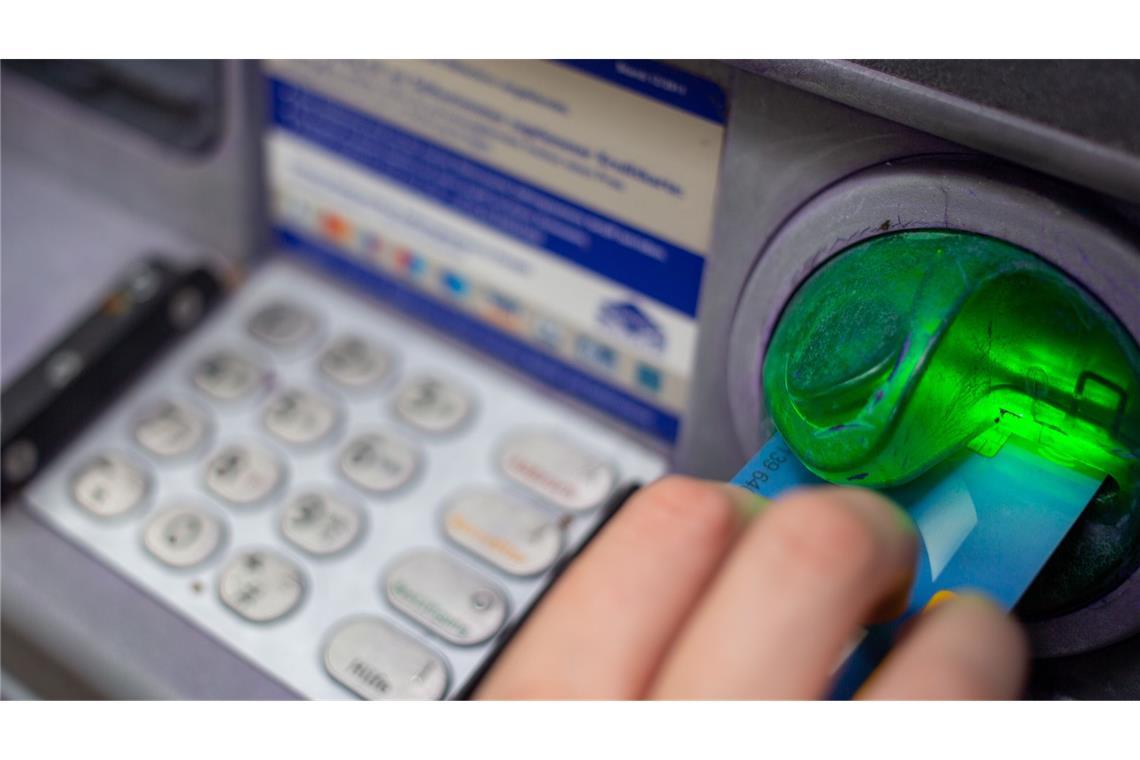 Unbekannte sprengen Geldautomat – 700.000 Euro Schaden Unbekannte haben in Knittlingen einen Geldautomaten gesprengt (Symbolbild).