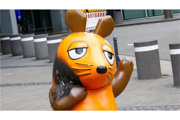 Unbekannte haben in Köln die Maus-Figur vor dem WDR in Brand gesetzt.