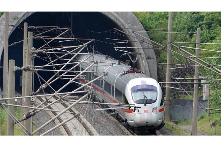 Unbekannte haben Kabel an Bahnstrecken zerstört. (Symbolbild)