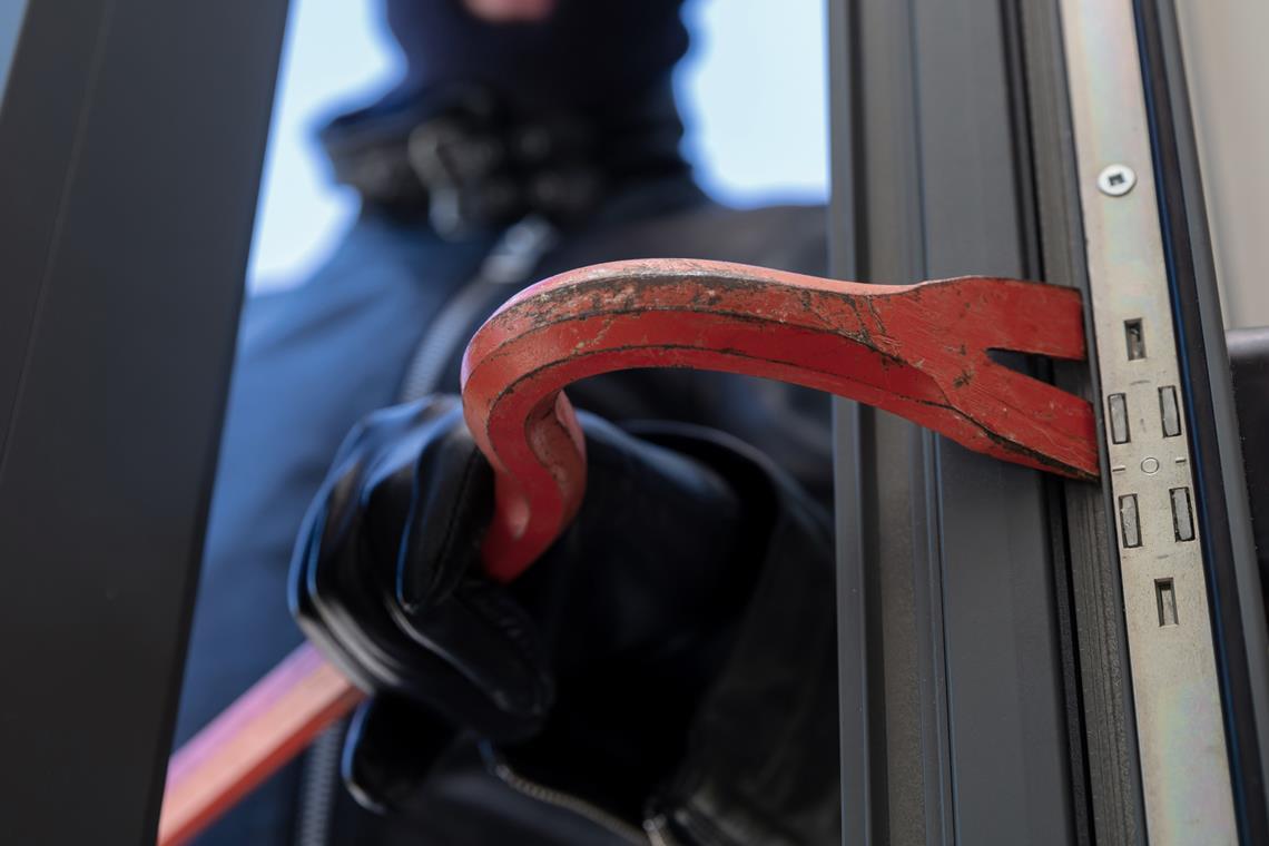 Unbekannte haben sich Zugang zu dem Wohnhaus verschafft.  Symbolfoto: Adobe Stock/Rawf8
