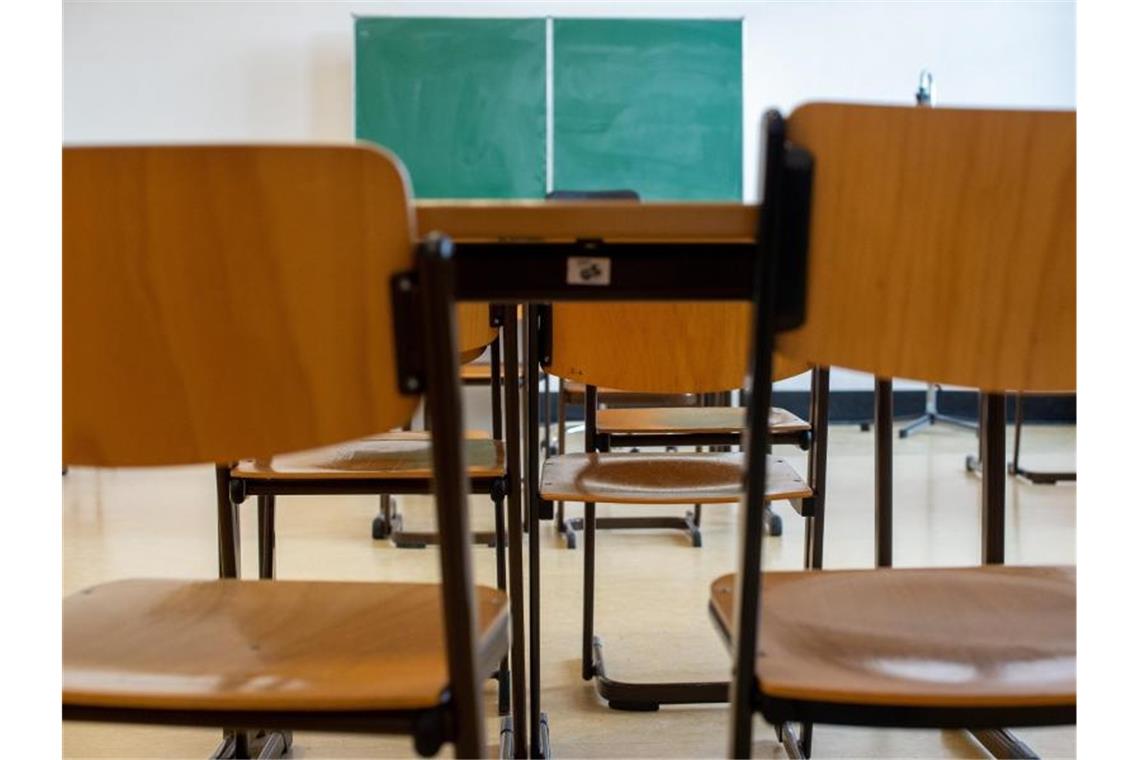 Auf absehbare Zeit keine Rückkehr zur Schulnormalität Unbesetzte Stühle stehen in einem verlassenen Klassenzimmer einer Schule in Magdeburg. Foto: Klaus-Dietmar Gabbert/dpa-Zentralbild/dpa