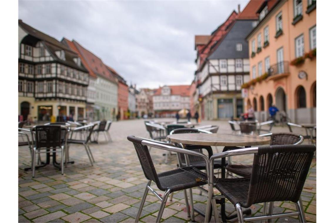 Unbesetzte Tische und Stühle eines geschlossenen Kaffees auf einem Marktplatz. Foto: Klaus-Dietmar Gabbert/dpa-Zentralbild/dpa