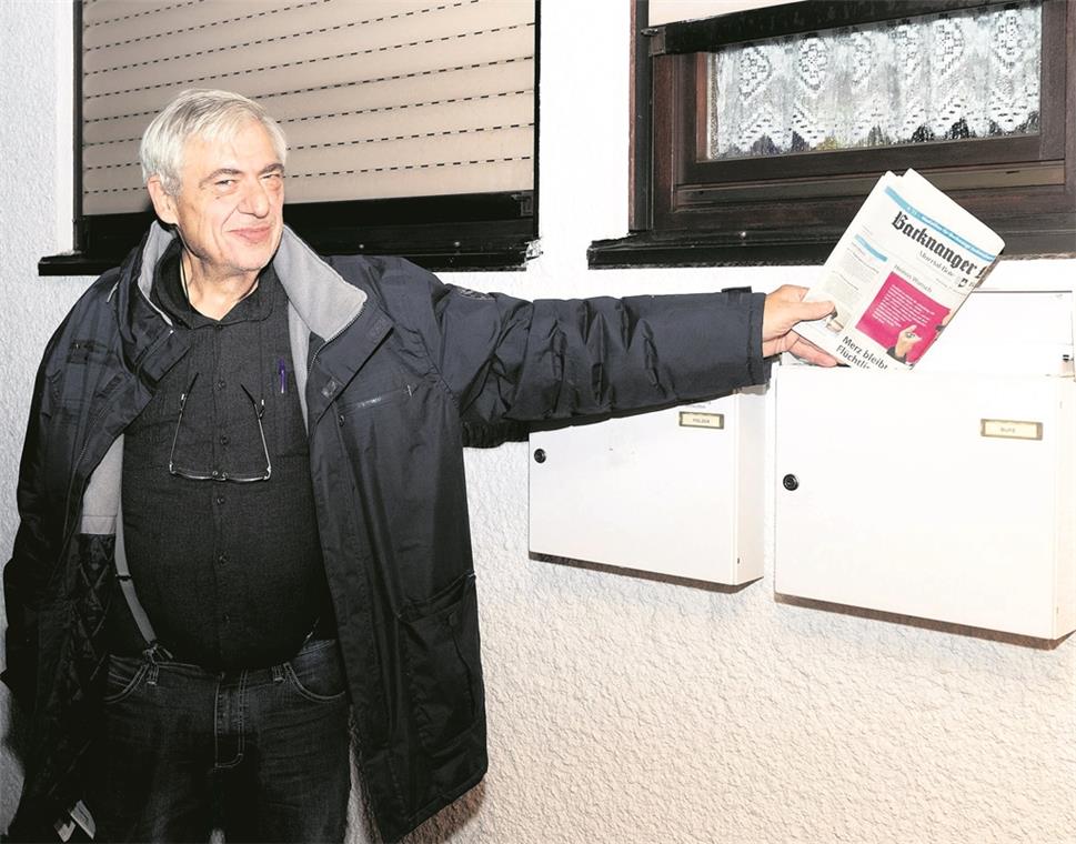 Und ab damit in den Briefkasten: Rolf Teuber macht seinen Zweitjob als Zeitungsausträger wegen der Bewegung an der frischen Luft. Foto: J. Fiedler
