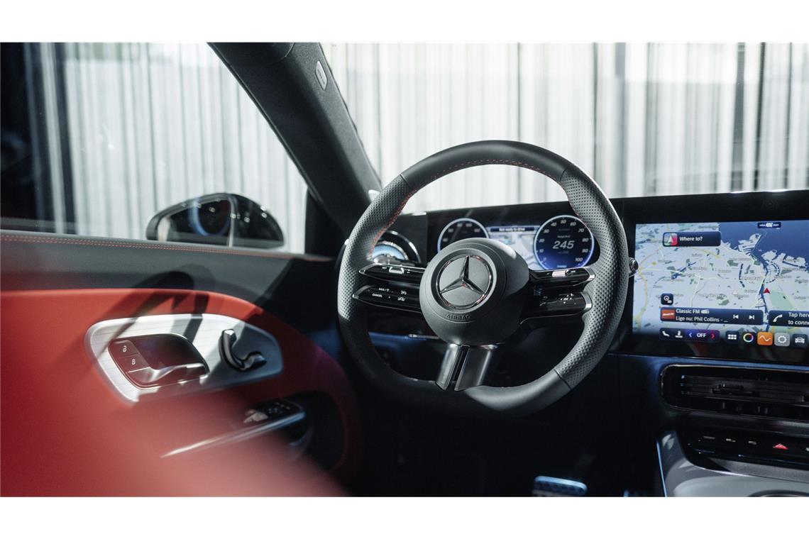 So sieht der neue Mercedes CLA Shooting Brake aus Und auch beim Lenkrad unterscheidet sich der Shooting Brake: Bei diesem Modell kommen (endlich) wieder auf der linken Seite eine Wippe für den Abstands-Assistenzhalter (Distronic) und auf der rechten Seite eine Walze für die Lautstärkenregelung zurück.