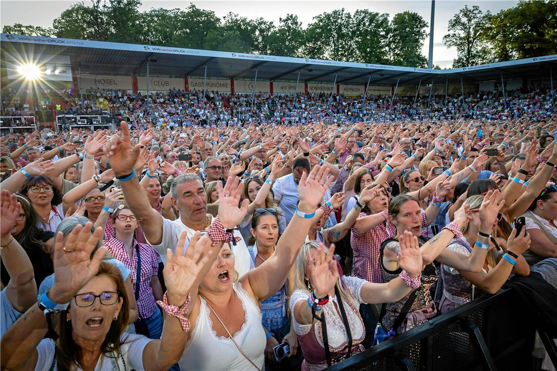 Und auch das Publikum lässt sich nicht zwei Mal bitten und schwenkt, was das Zeu...