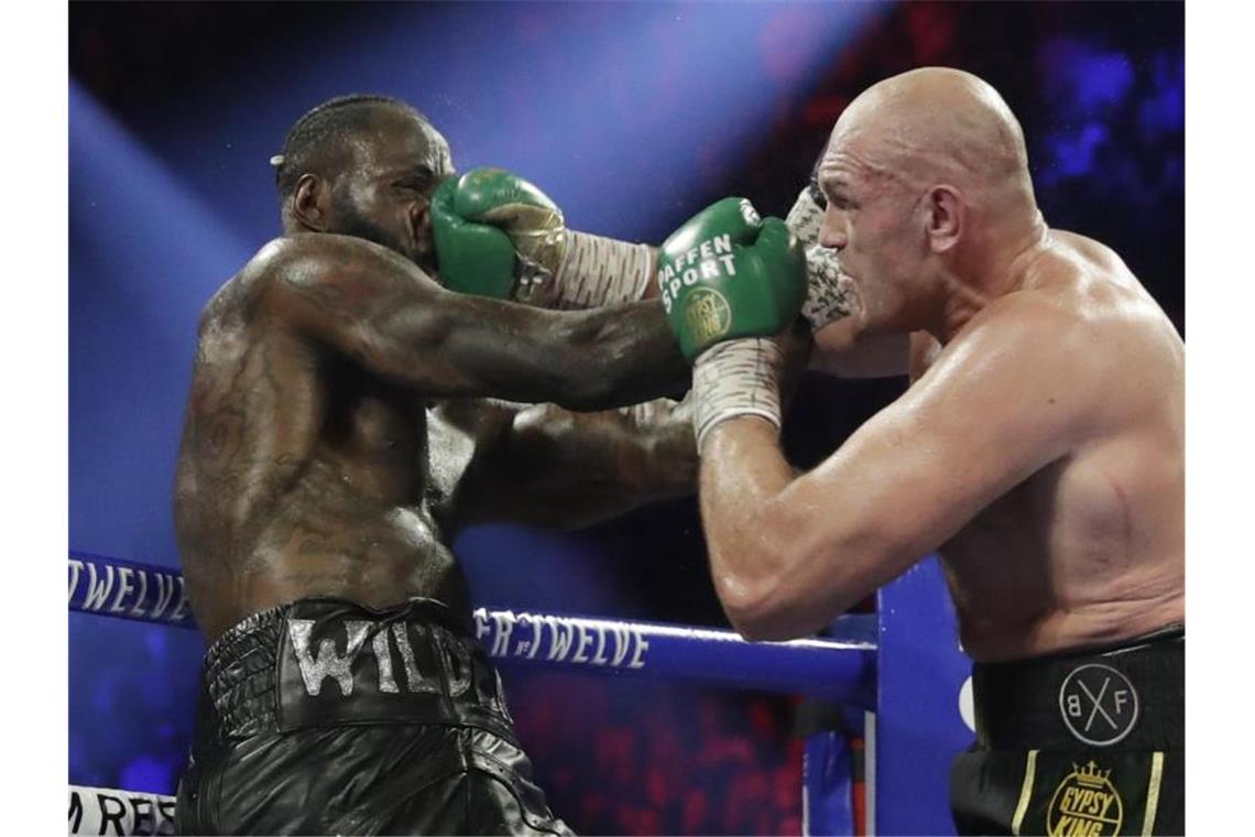 „Der König ist zurück“: Fury verprügelt Wilder Und auch mit der Rechten traf Fury den bisherigen Champion immer wieder. Foto: Isaac Brekken/AP/dpa