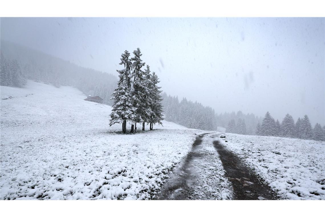 Und das im Wonnemonat Mai: Schneetreiben auf dem Riedbergpass beim bayerischen Obermaiselstein in rund 1200 Meter Höhe.
