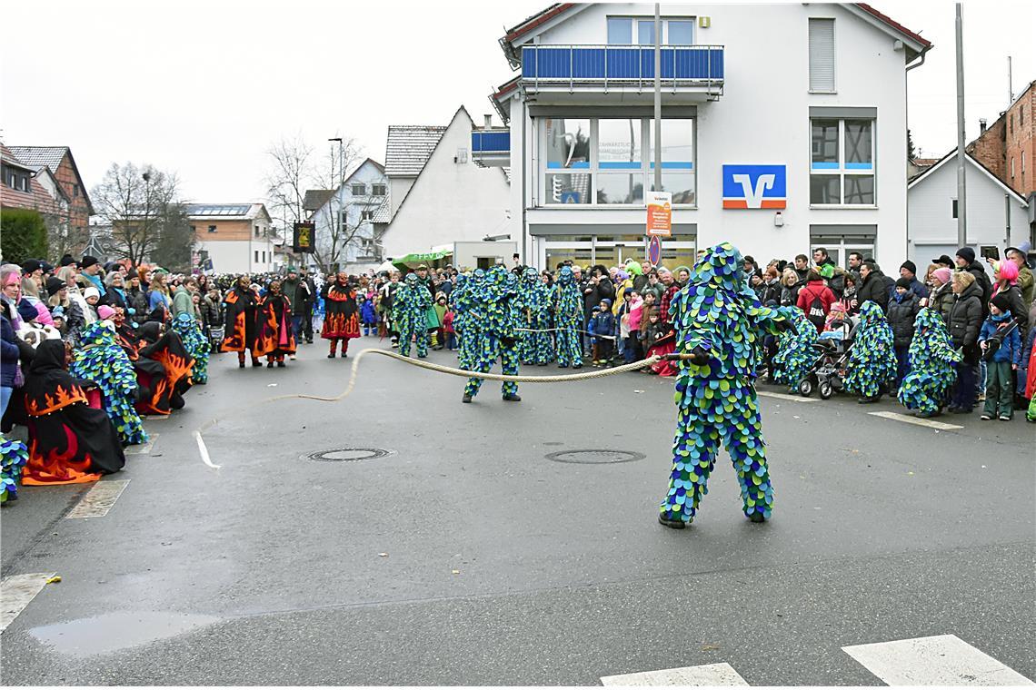 Und die Narrenzunft aus Murrhardt beeindruckt mit lautem Peitschenknallen.