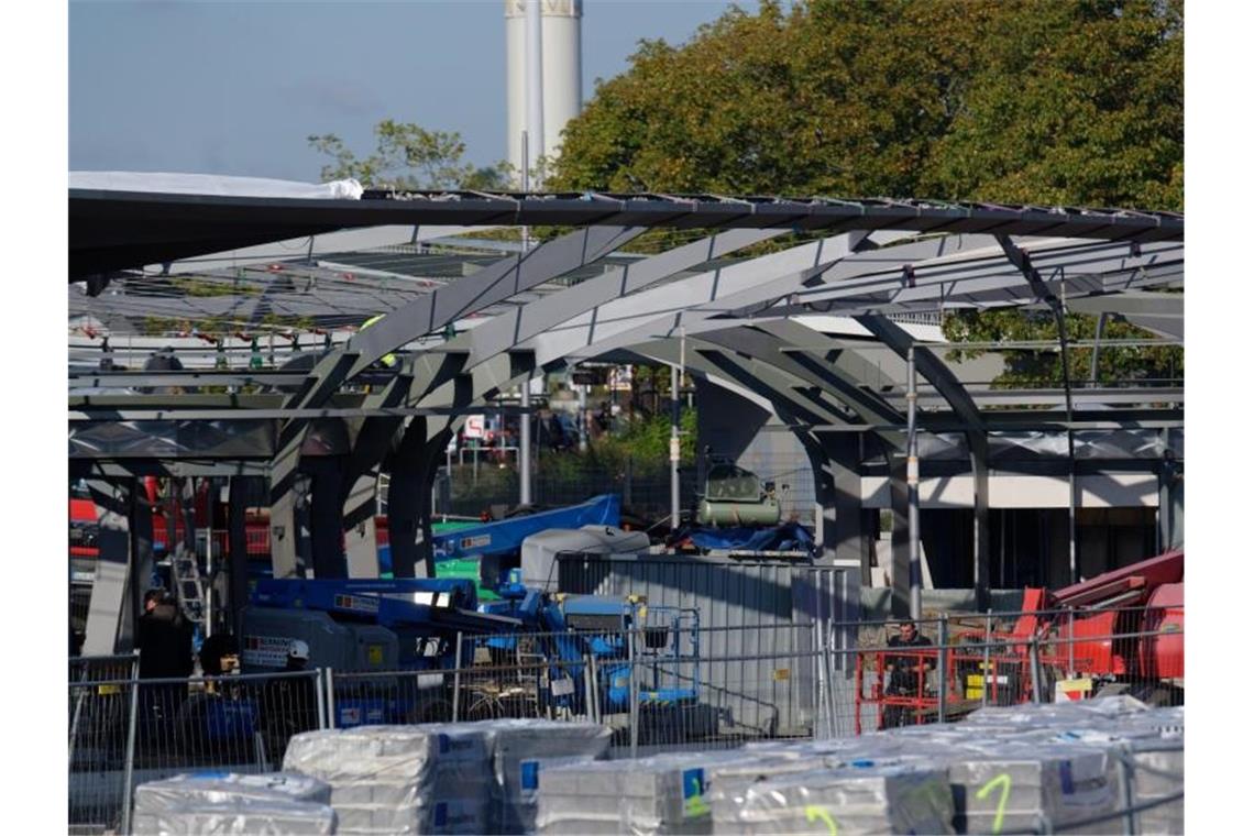 Und ein weiteres Beispiel: Noch unfertig steht das Dach des neuen Busbahnhofs in Leverkusen vor dem Hauptbahnhof. Foto: Henning Kaiser/dpa