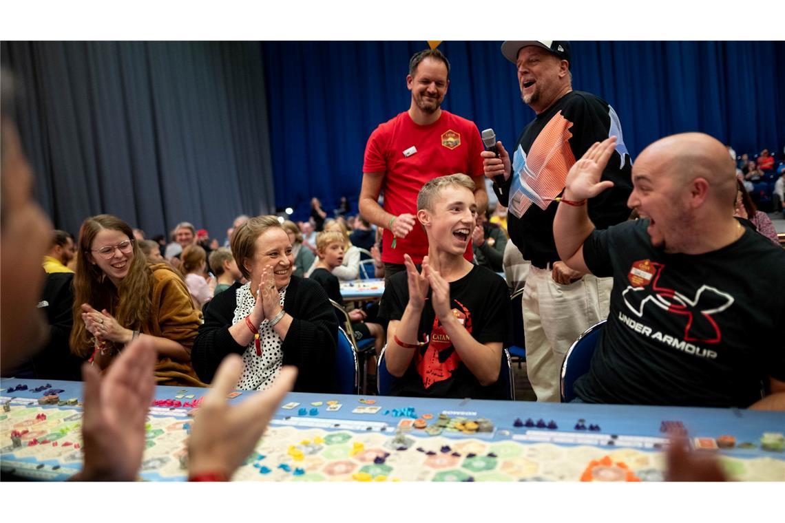 Catan-Fans knacken Weltrekord in Essener Grugahalle Und einen Gewinner gab es auch. "Ben", hier in der Mitte, konnte das größte Catan-Spiel aller Zeiten gewonnen und wird von Rapper Smudo für sich entscheiden.