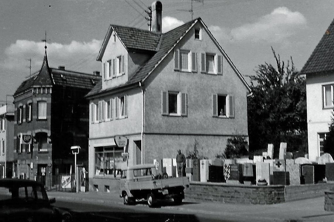 Eine Passion für historische Grabmäler ...und gut 60 Jahre später. Das Gebäude steht auch heute noch. Fotos: privat