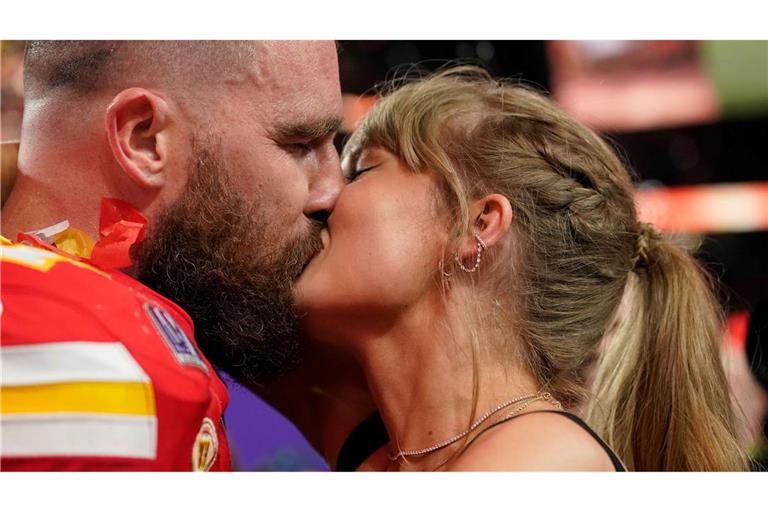 Und Kuss: Inzwischen sind Taylor Swift und Travis Kelce verlobt. (Archivbild)