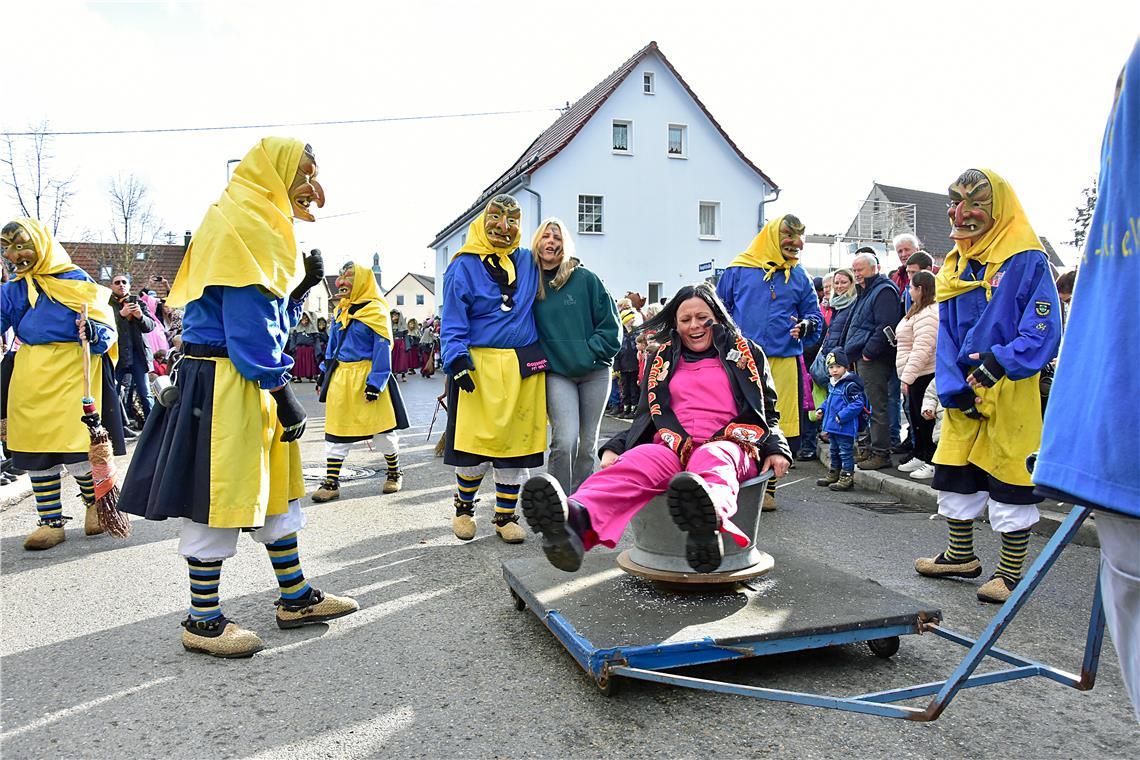 Und los geht die wilde Fahrt bei den Hochdorfer Dalba-Hexa. Faschingsumzug in Al...