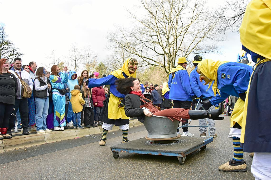 Und los geht die wilde Fahrt bei den Hochdorfer Dalba-Hexa. Faschingsumzug in Al...