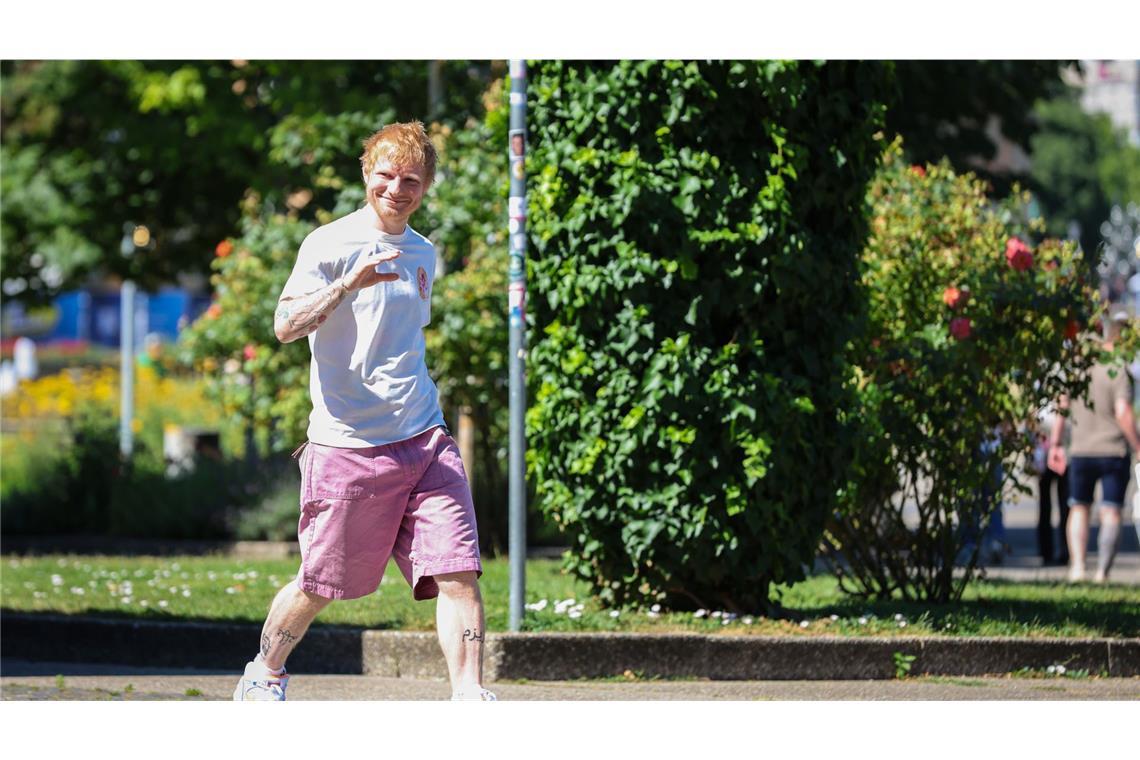 Und schon verschwand Ed Sheeran zum Platzhirsch, wo er sich erstmal „German Food“ gönnte.