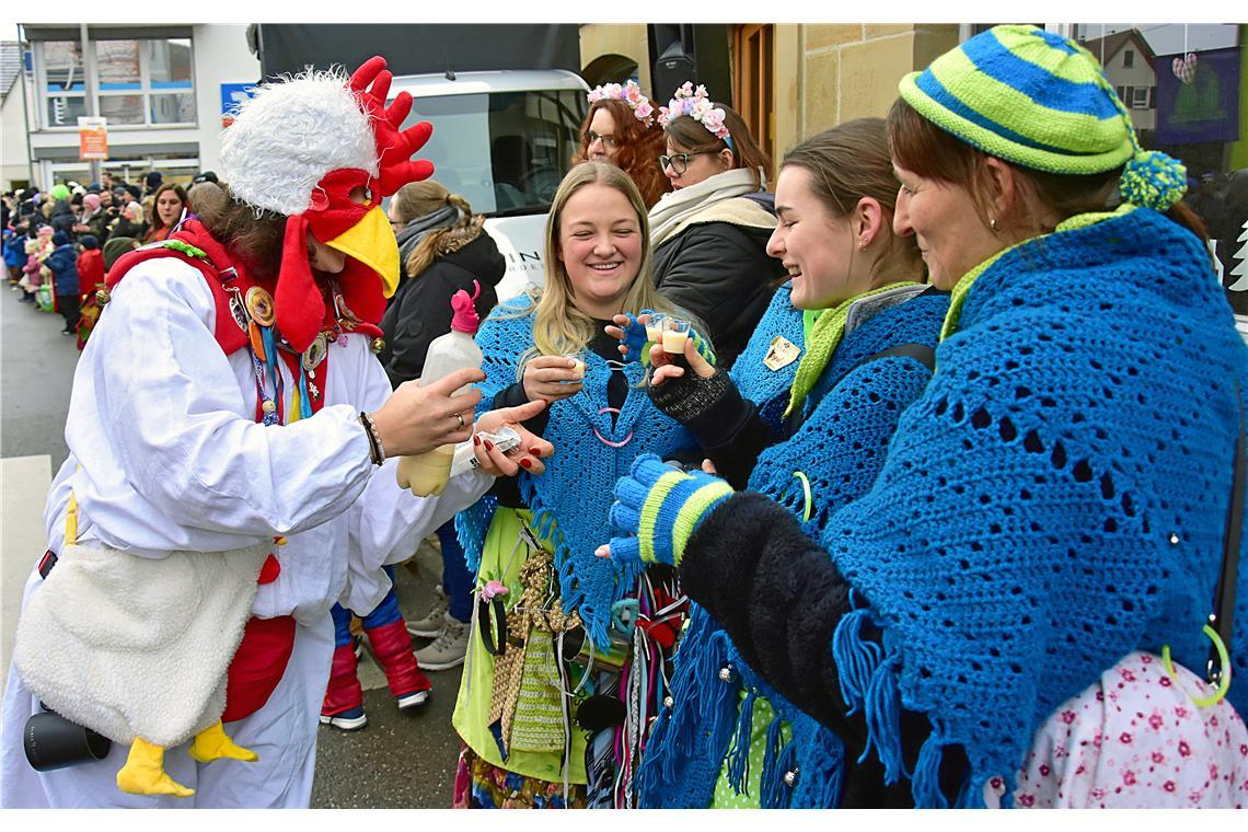 Und sie verteilen großzügig Eierlikör an die anderen.