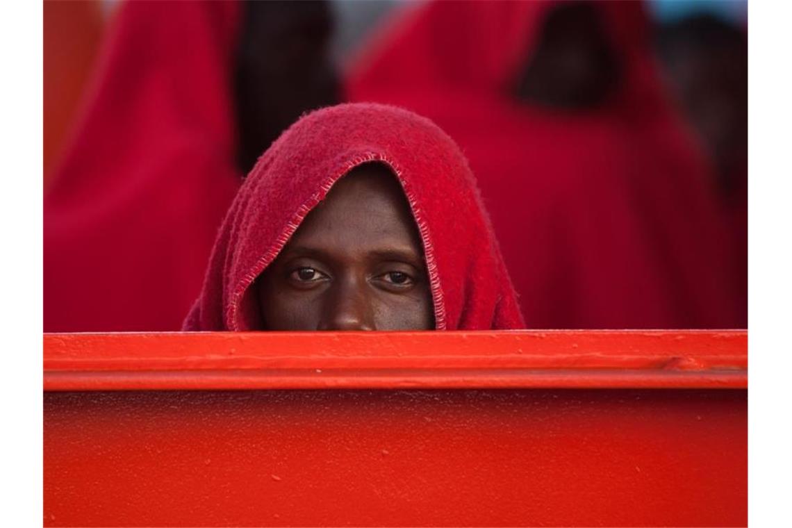 EU-Gutachten: Ungarn, Polen und Tschechien brachen EU-Recht Und was kommt nun? Ein afrikanischer Migrant wartet in eine Decke gehüllt nach seiner Ankunft im Hafen von Malaga. Foto: Jesus Merida/SOPA Images via ZUMA Wire/dpa