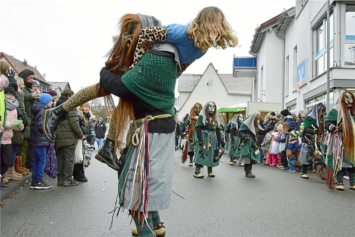 Und wer nicht aufpasst, wird von den Spiegelberger Wetzstoi-Hexa gekidnappt.
