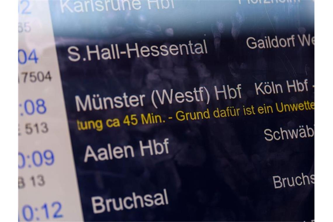 Dutzende Verletzte bei schweren Unwettern über Deutschland Und wieder stoppt das Wetter die Bahn: Am Stuttgarter Hauptbahnhof werden Verspätungen angezeigt. Foto: Edith Geuppert