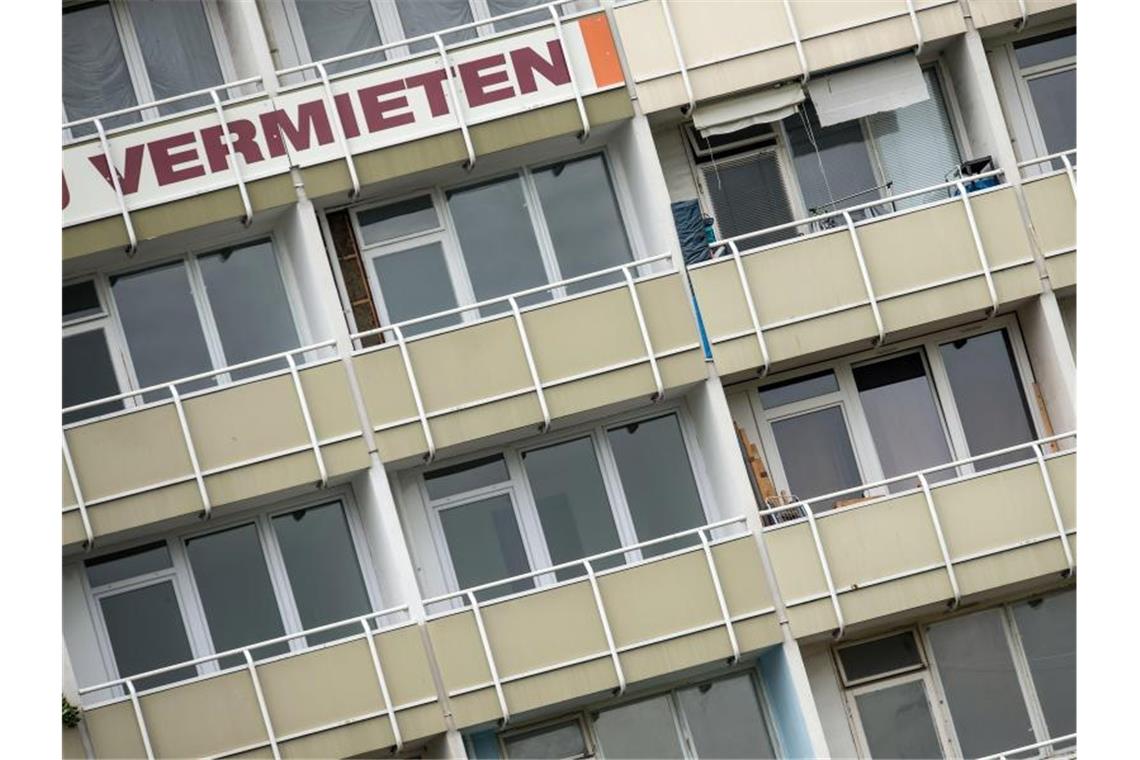 Und zu welchem Preis? „Vermieten“ steht in großen Lettern an einem Balkon eines Mietshauses in Berlin. Foto: Tim Brakemeier