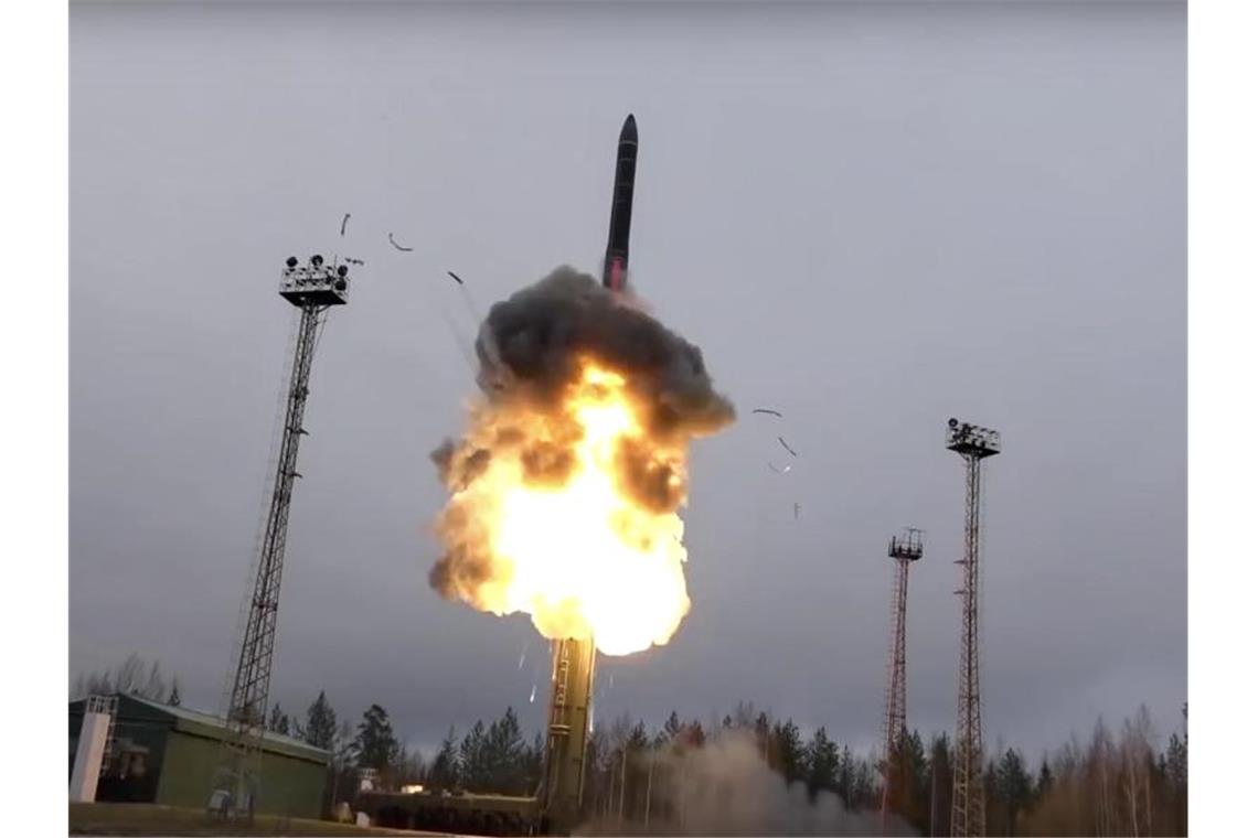 Russland nimmt Hyperschallrakete in Betrieb Undatierte Aufnahme vom Start einer ballistischen Interkontinentalrakete. Foto: -/Russian Defense Ministry Press Service/AP/dpa