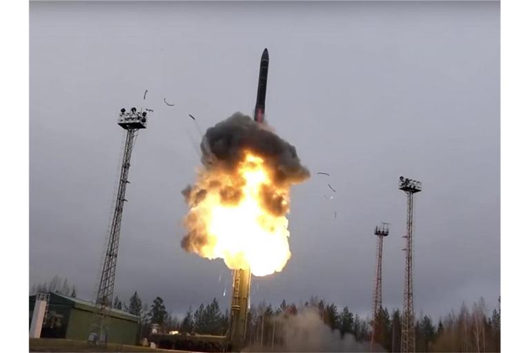 Undatierte Aufnahme vom Start einer ballistischen Interkontinentalrakete. Foto: -/Russian Defense Ministry Press Service/AP/dpa