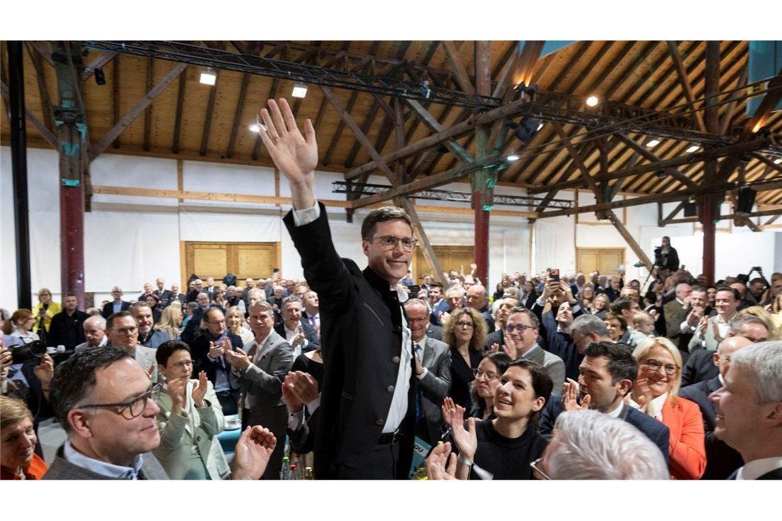 Unermüdlich tourte Hagel im Wahlkampf durch Festzelte wie Betriebshallen.