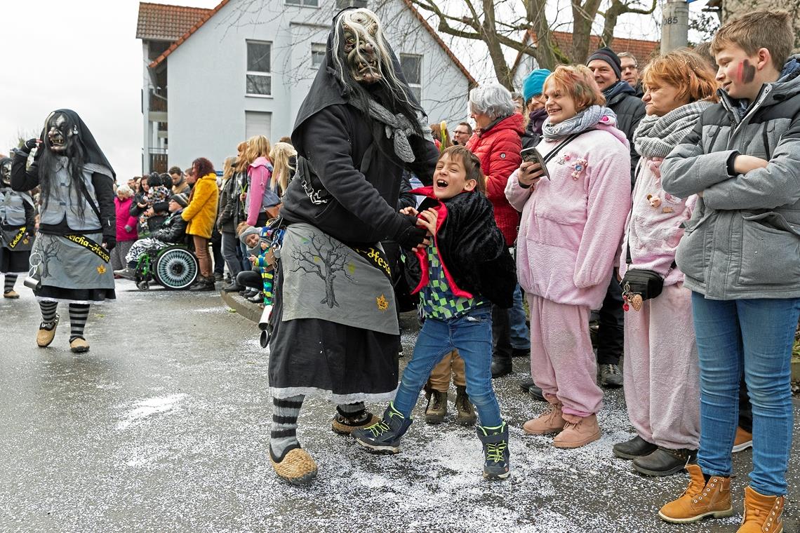 Unerschrocken zeigt sich dieser kleine Faschingsfreund, als die gruselige Hexe Schabernack mit ihm treibt.