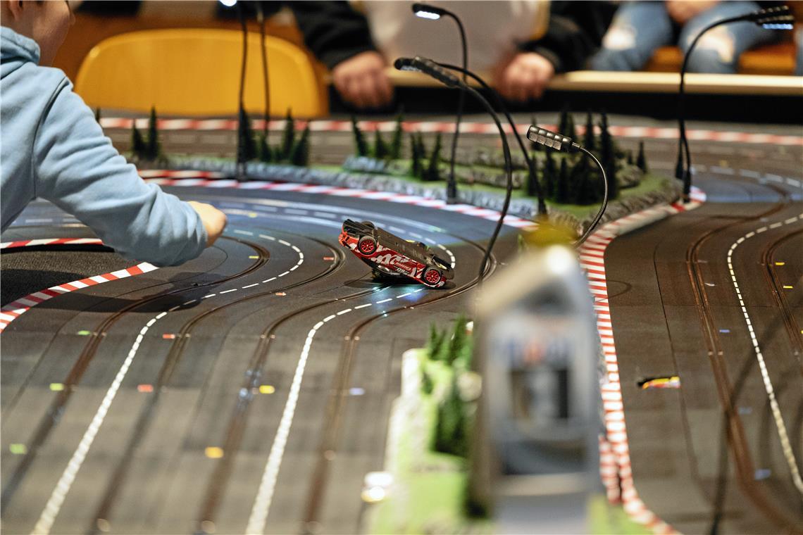 Racedays: Gemeindesaal in Backnang verwandelt sich in Motorsportarena Unfälle kommen vor, doch ein Streckenposten ist sogleich zur Stelle.