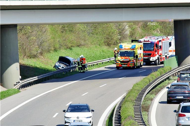 Unfall am Teiler B14/B29: PKW liegt hinter der Leitplanke. Foto: Kevin Lermer/7aktuell.de