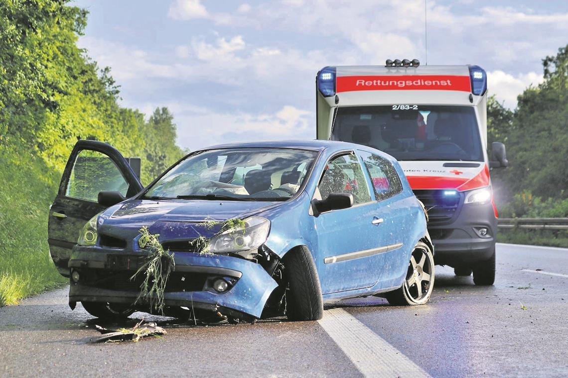 Fahrzeug überschlägt sich auf der B14 Unfall auf der Bundesstraße bei Schwaikheim. Foto: 7aktuell/K. Lermer